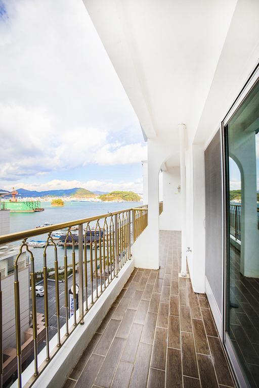 Tongyeong Bay Condo Hotel Экстерьер фото