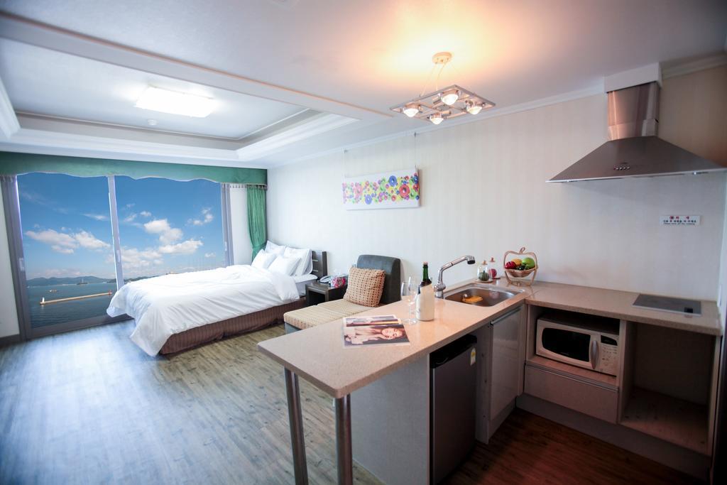 Tongyeong Bay Condo Hotel Экстерьер фото